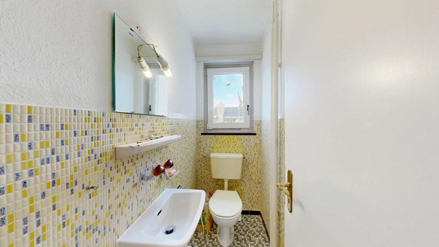 Charming Family Home with Garden - Photo 15 of 17