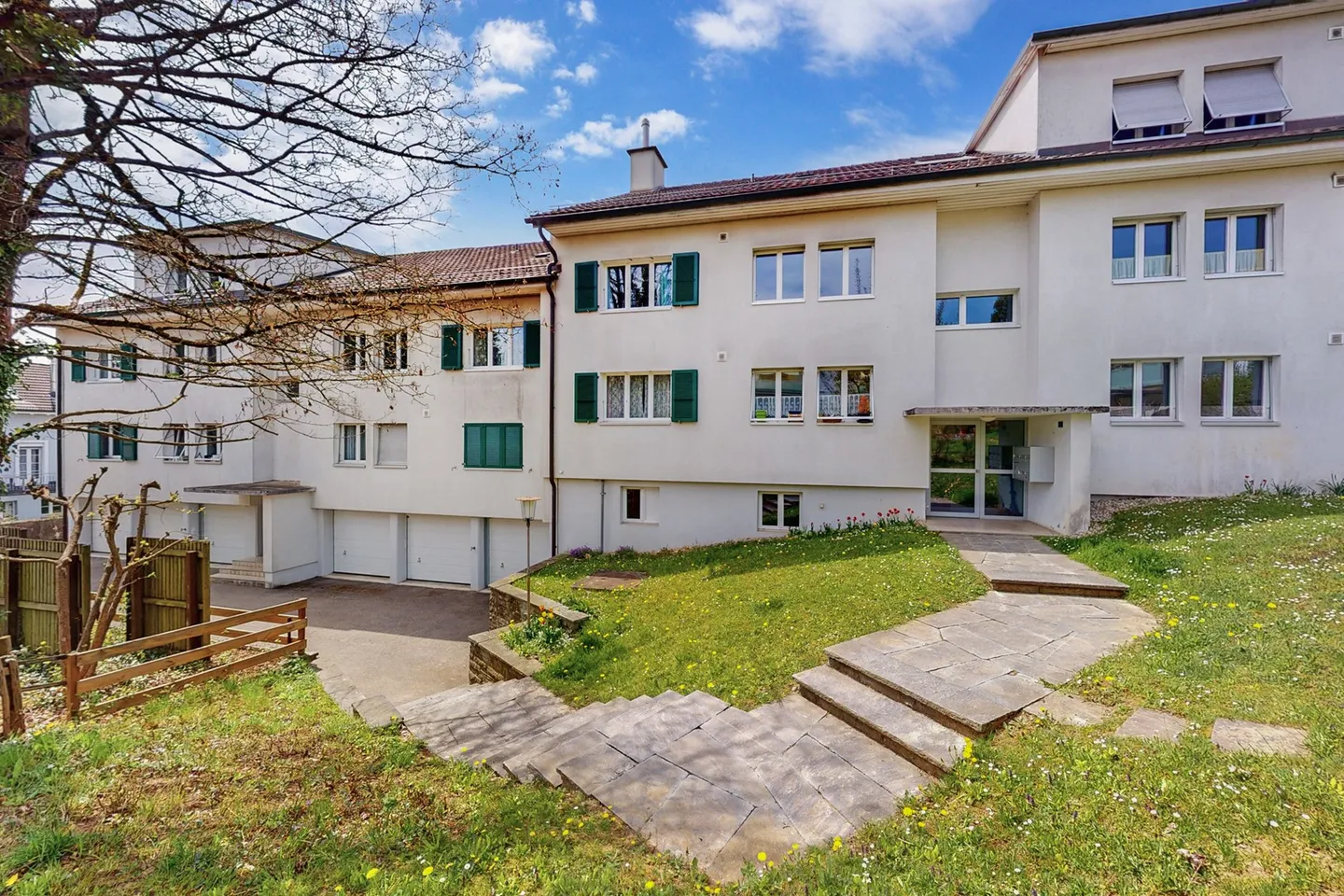 Bright apartment in a quiet residential area - first net rent free. - Photo 2 of 12