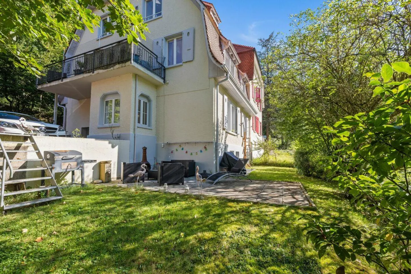 Casa bifamiliare con appartamento ai margini della zona edificabile - Foto 1 di 18