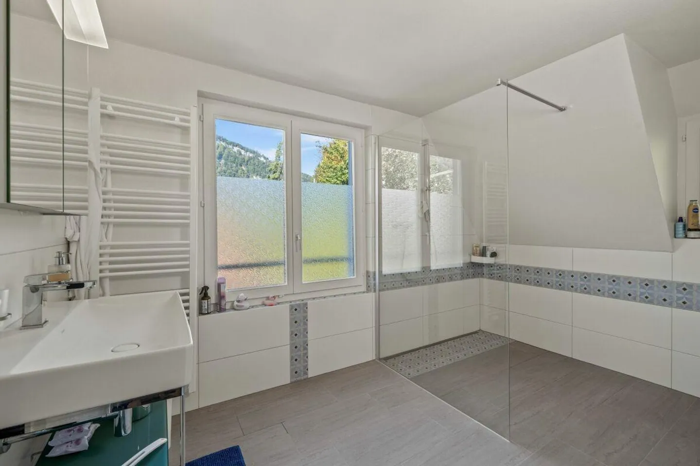 Casa bifamiliare con appartamento ai margini della zona edificabile - Foto 10 di 18