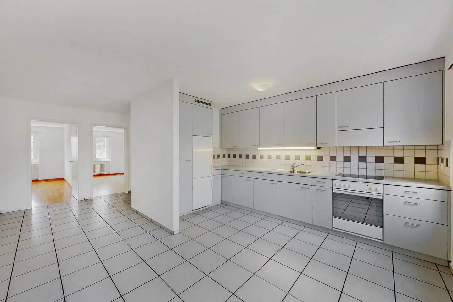 Bright apartment in a quiet residential area - first net rent free. - Photo 3 of 12