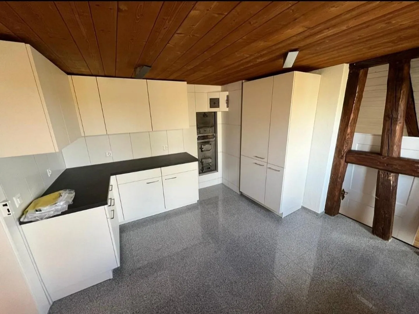 Attractive 4.5-Room Old Building Apartment with Charm - Photo 3 of 14