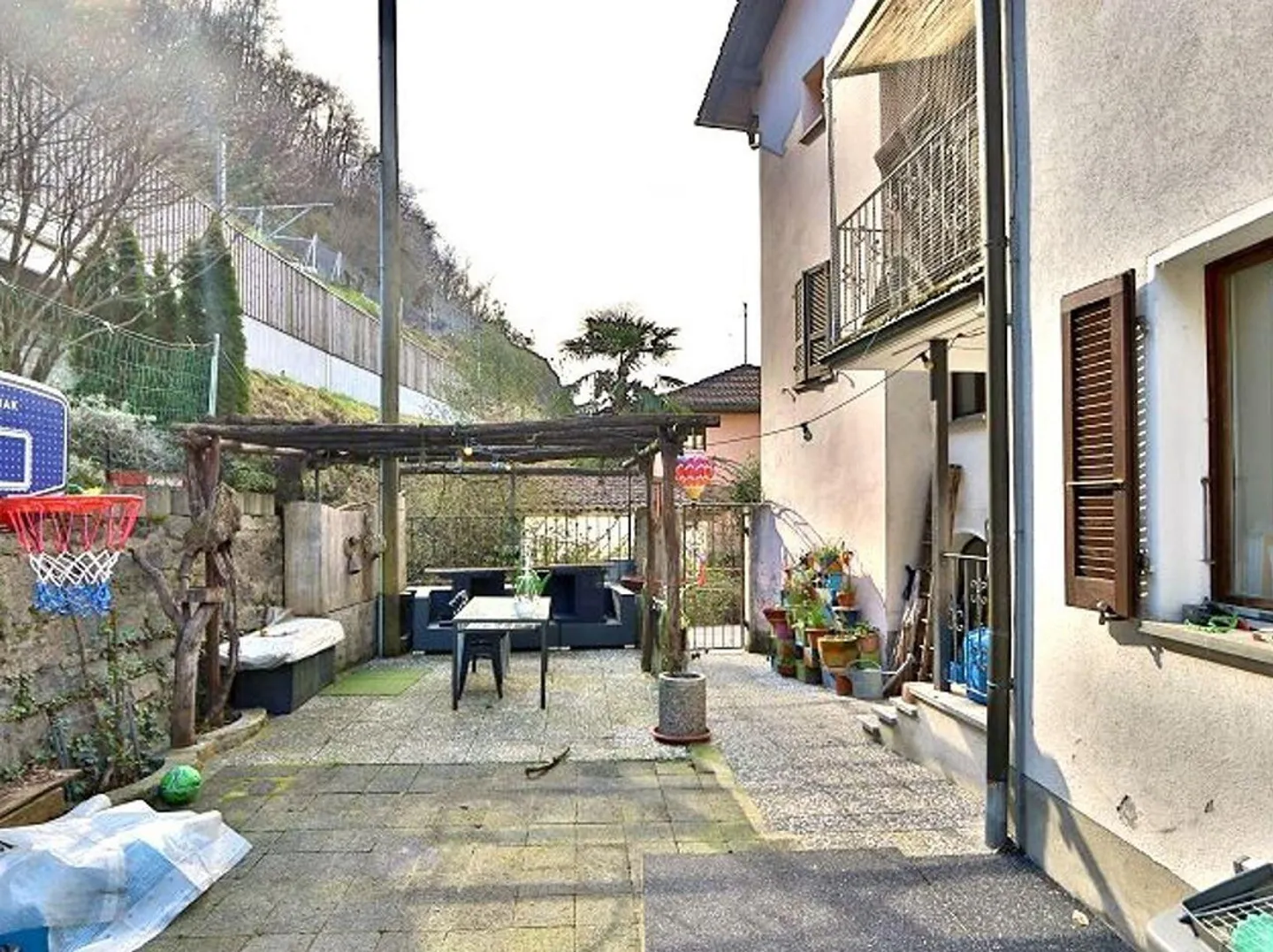 7-room house with pergola and small garden near the lake - Photo 1 of 25