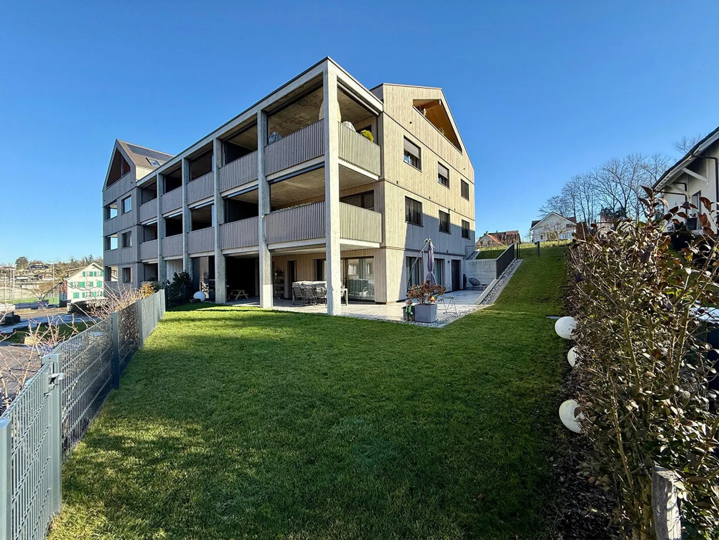 Appartement de 3,5 pièces au rez-de-chaussée de 110 m2 avec grand espace de détente clôturé - Photo 1 sur 12