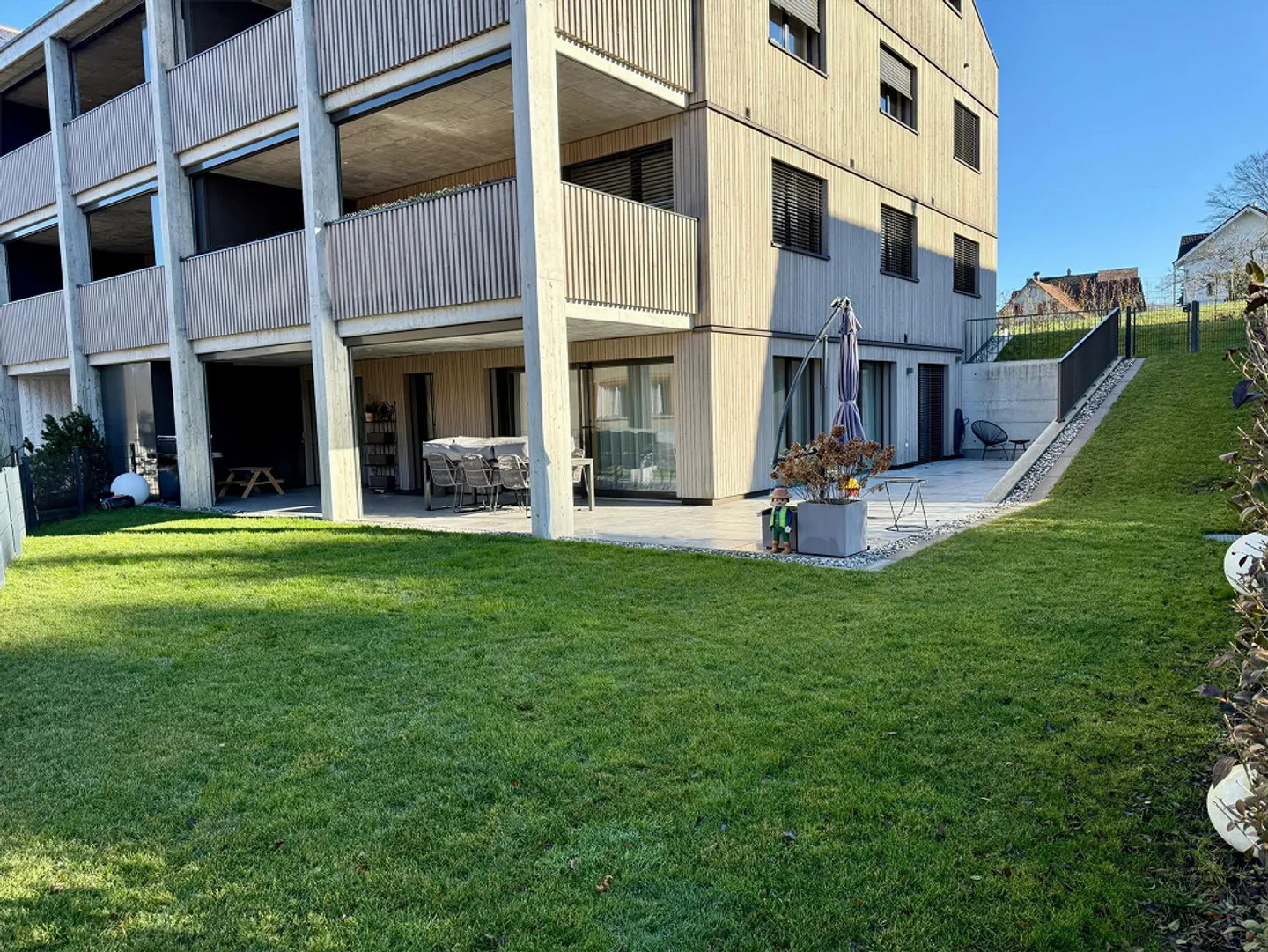 Appartement de 3,5 pièces au rez-de-chaussée de 110 m2 avec grand espace de détente clôturé - Photo 3 sur 12