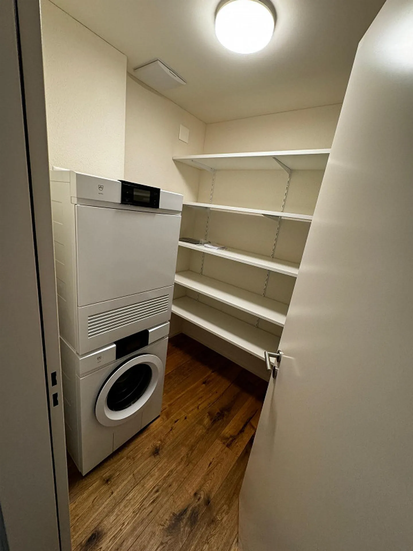 Appartement de 3,5 pièces au rez-de-chaussée de 110 m2 avec grand espace de détente clôturé - Photo 7 sur 12