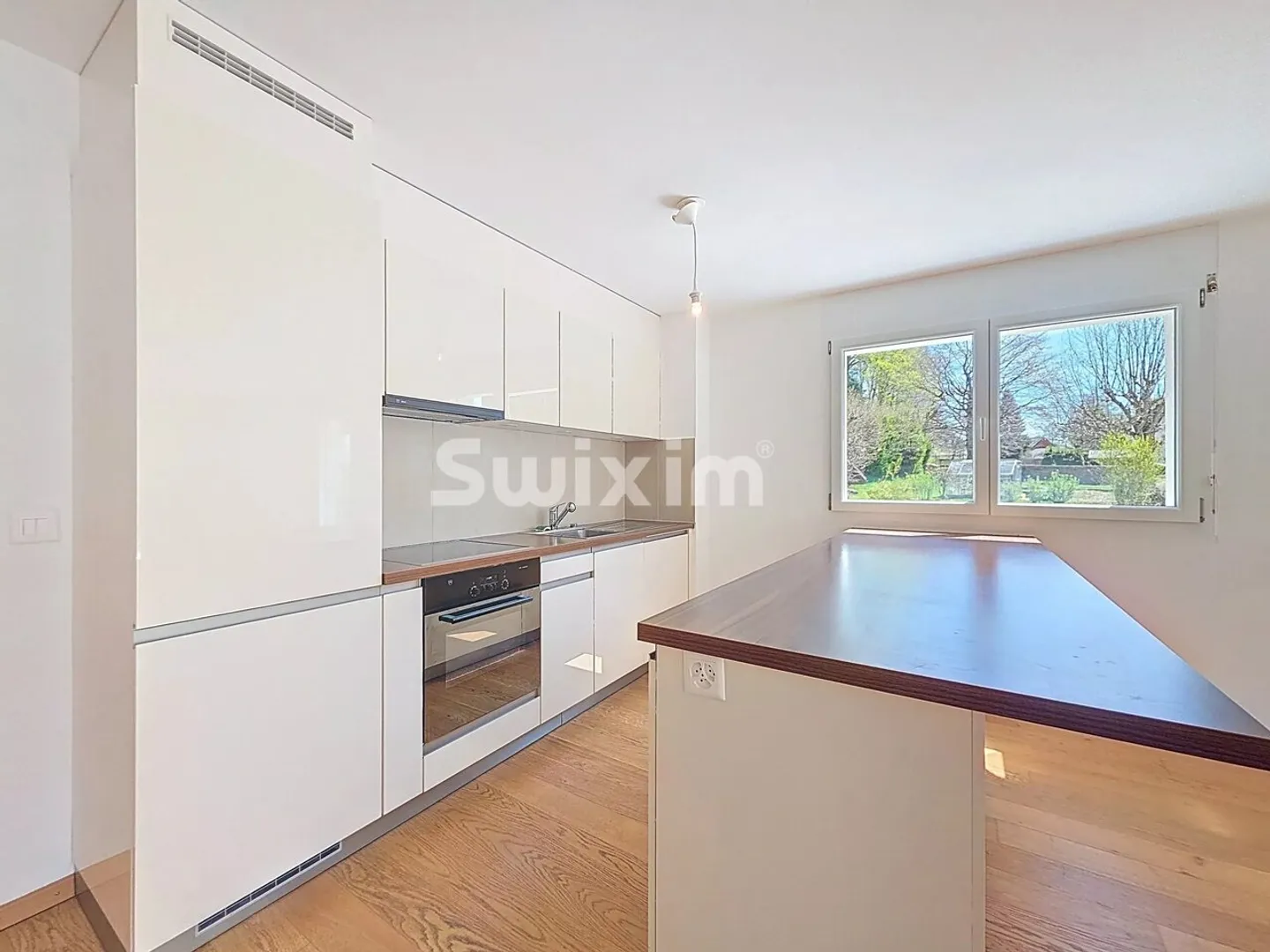 Modern Ground-Floor Apartment - Photo 2 of 6