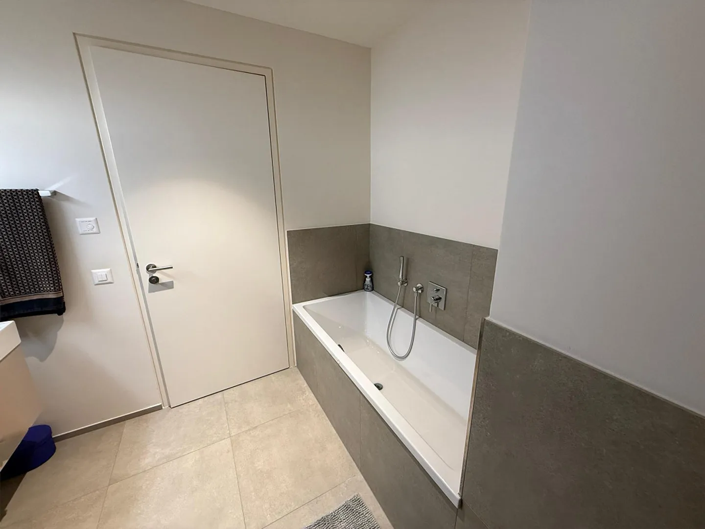 Appartement de 3,5 pièces au rez-de-chaussée de 110 m2 avec grand espace de détente clôturé - Photo 9 sur 12