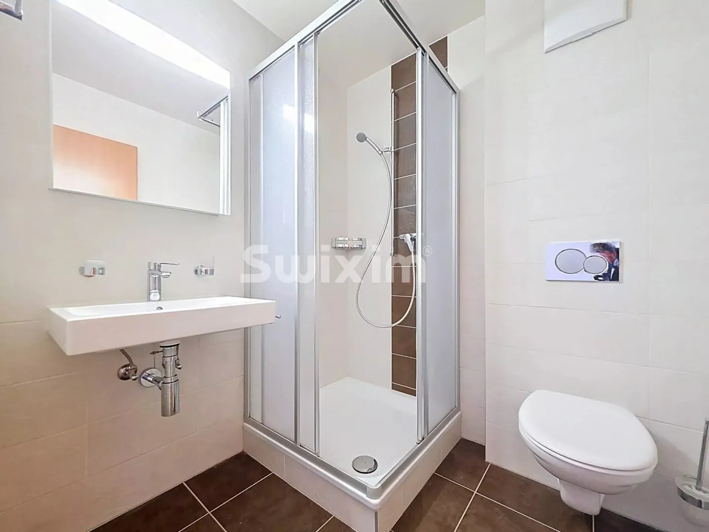 Modern Ground-Floor Apartment - Photo 4 of 6