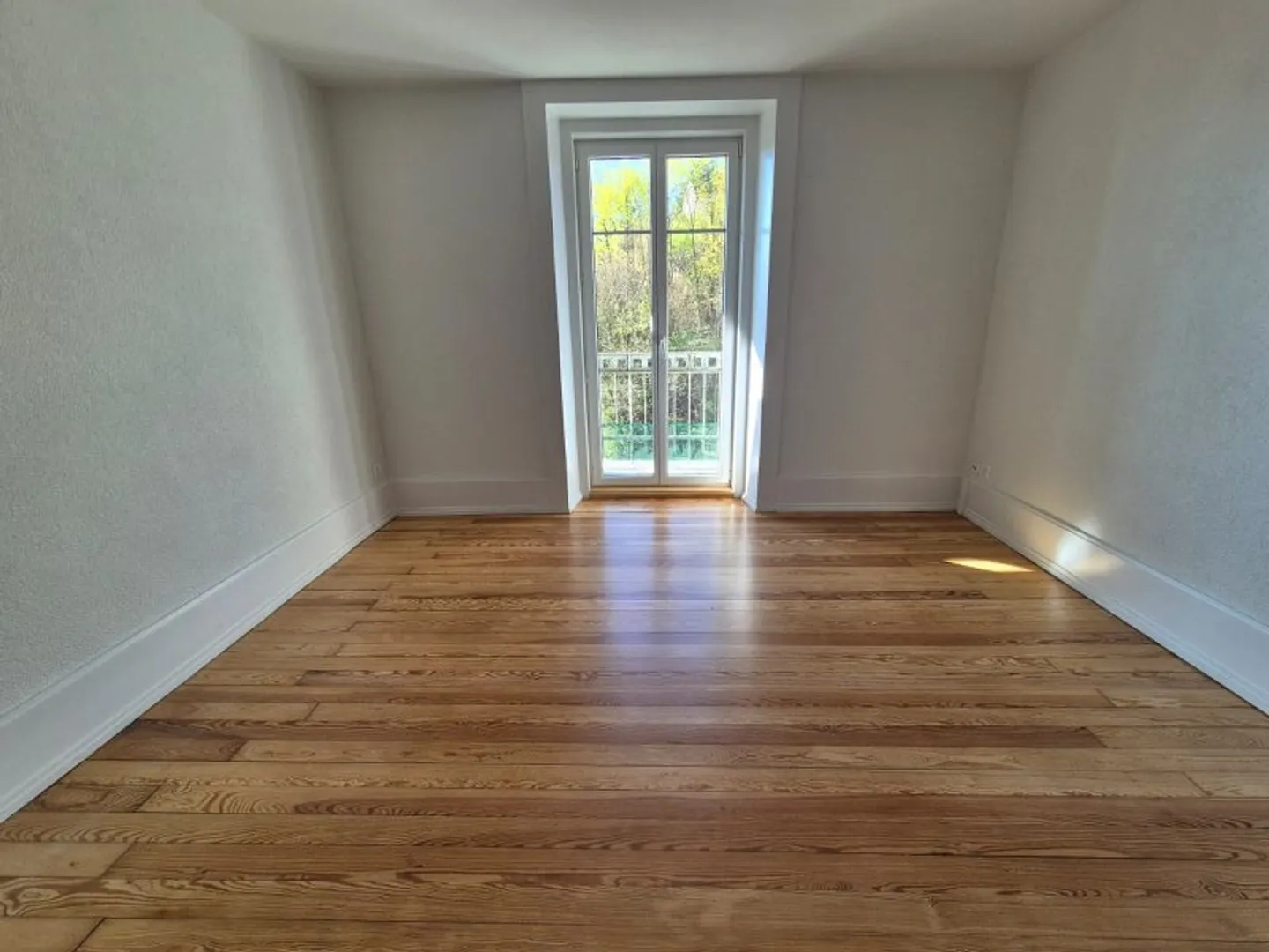 Appartement rénové avec balcon - Photo 1 sur 4