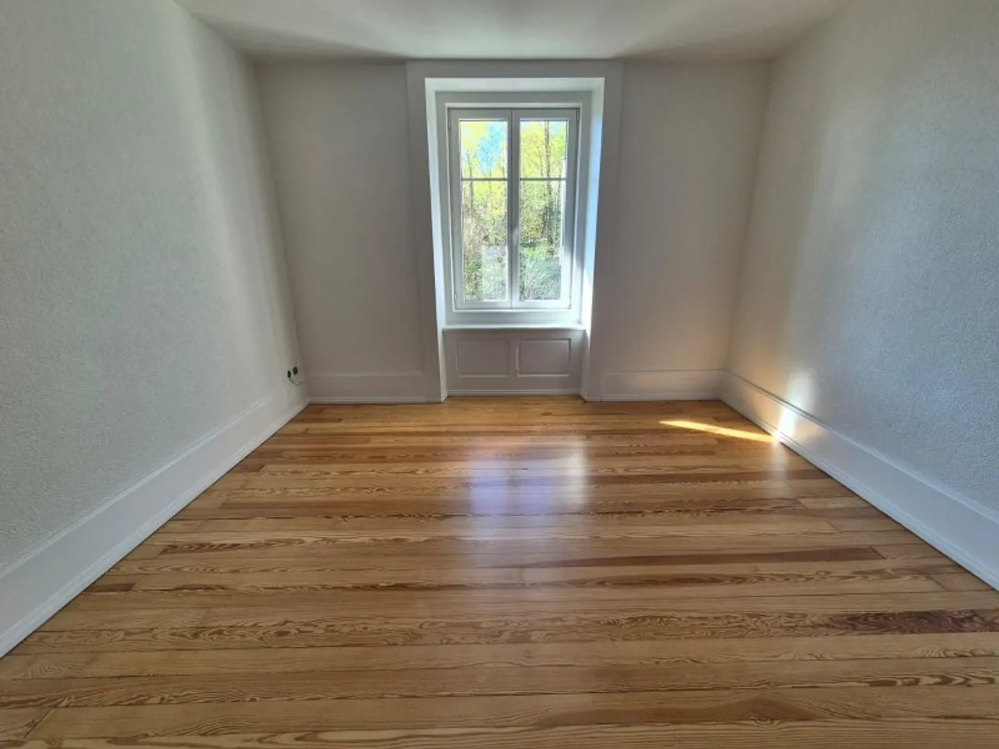 Appartement rénové avec balcon - Photo 2 sur 4