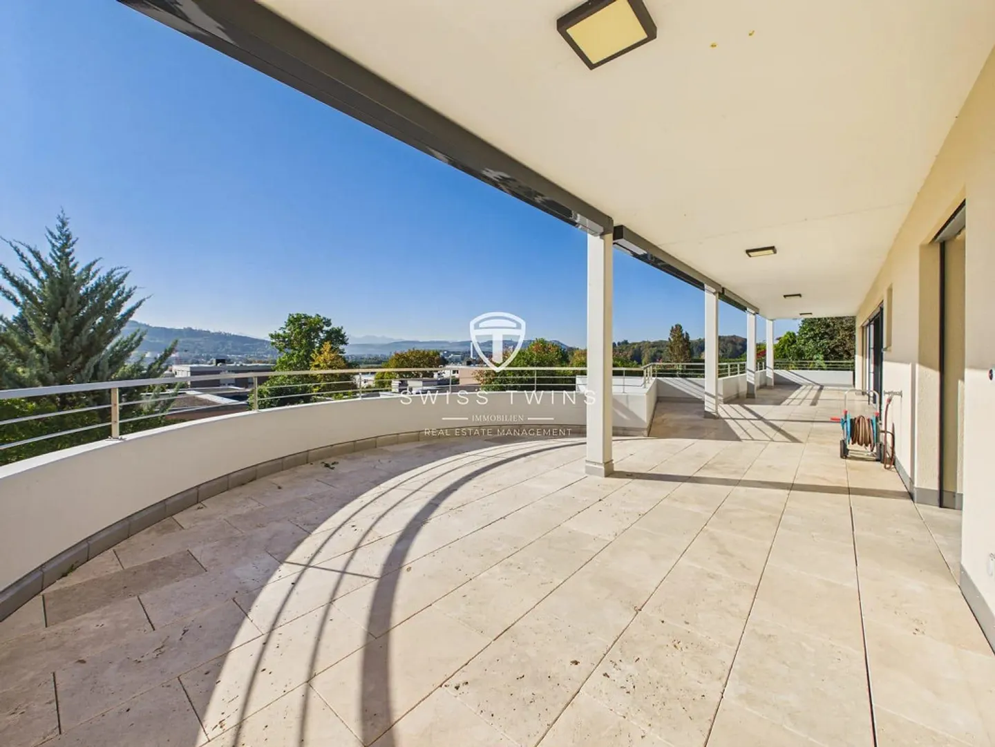 Appartamento esclusivo di 6½ locali con 203 m² di superficie abitabile e grande terrazza a Bolligen - Foto 1 di 13