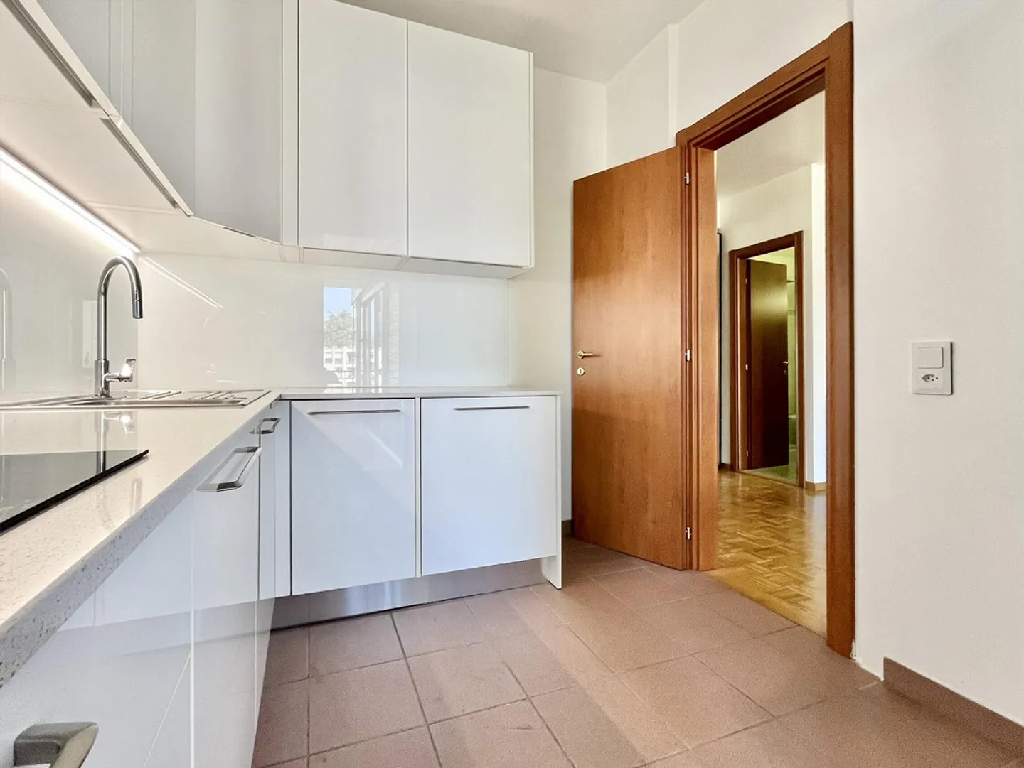 FOR RENT PENTHOUSE 4.5 IN RESIDENCE WITH POOL IN LUGANO - Photo 5 of 10