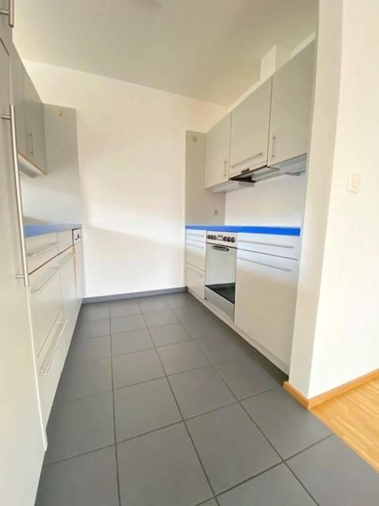 Modern apartment in a sunny location - Photo 3 of 9