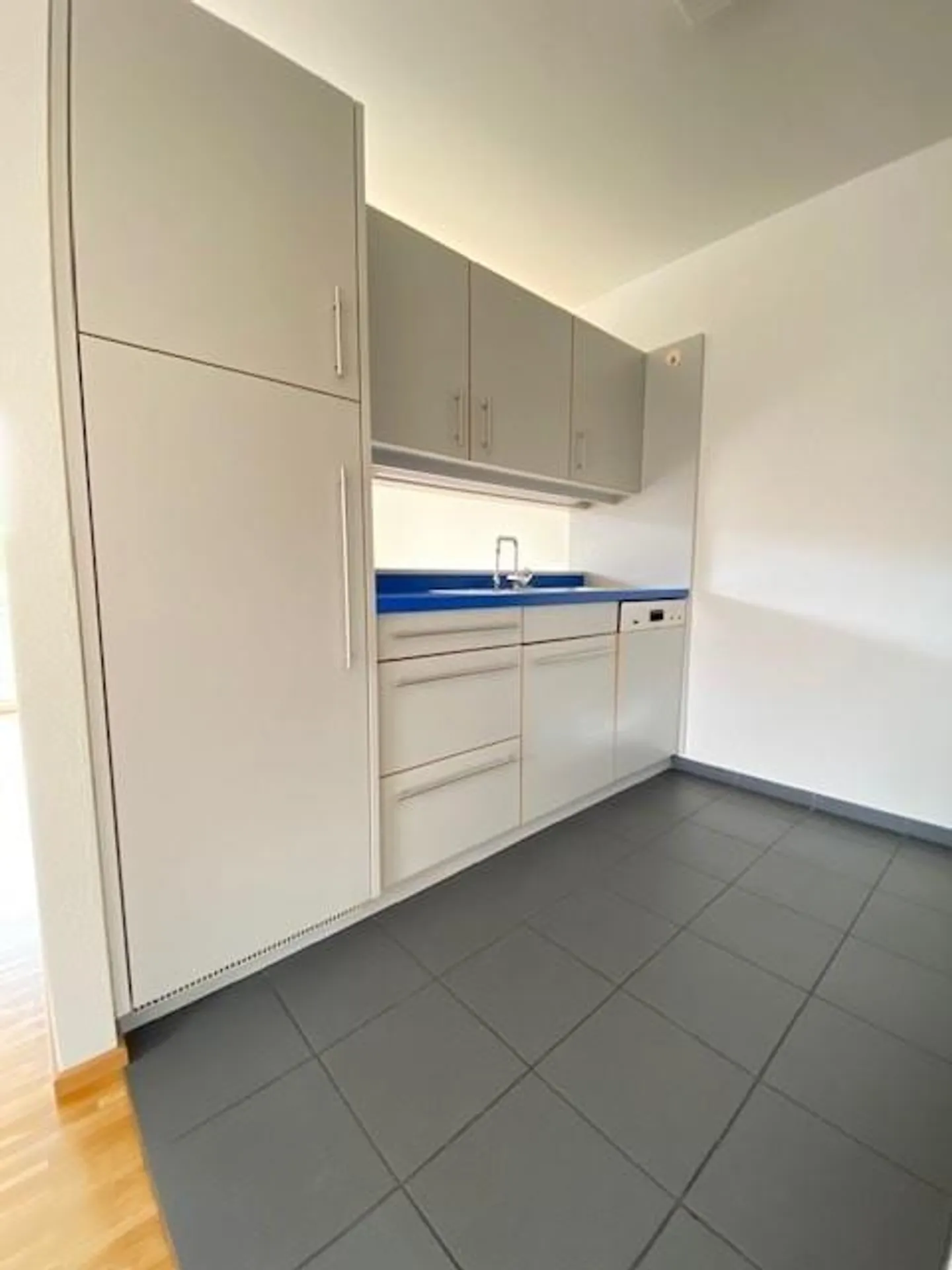 Modern apartment in a sunny location - Photo 4 of 9