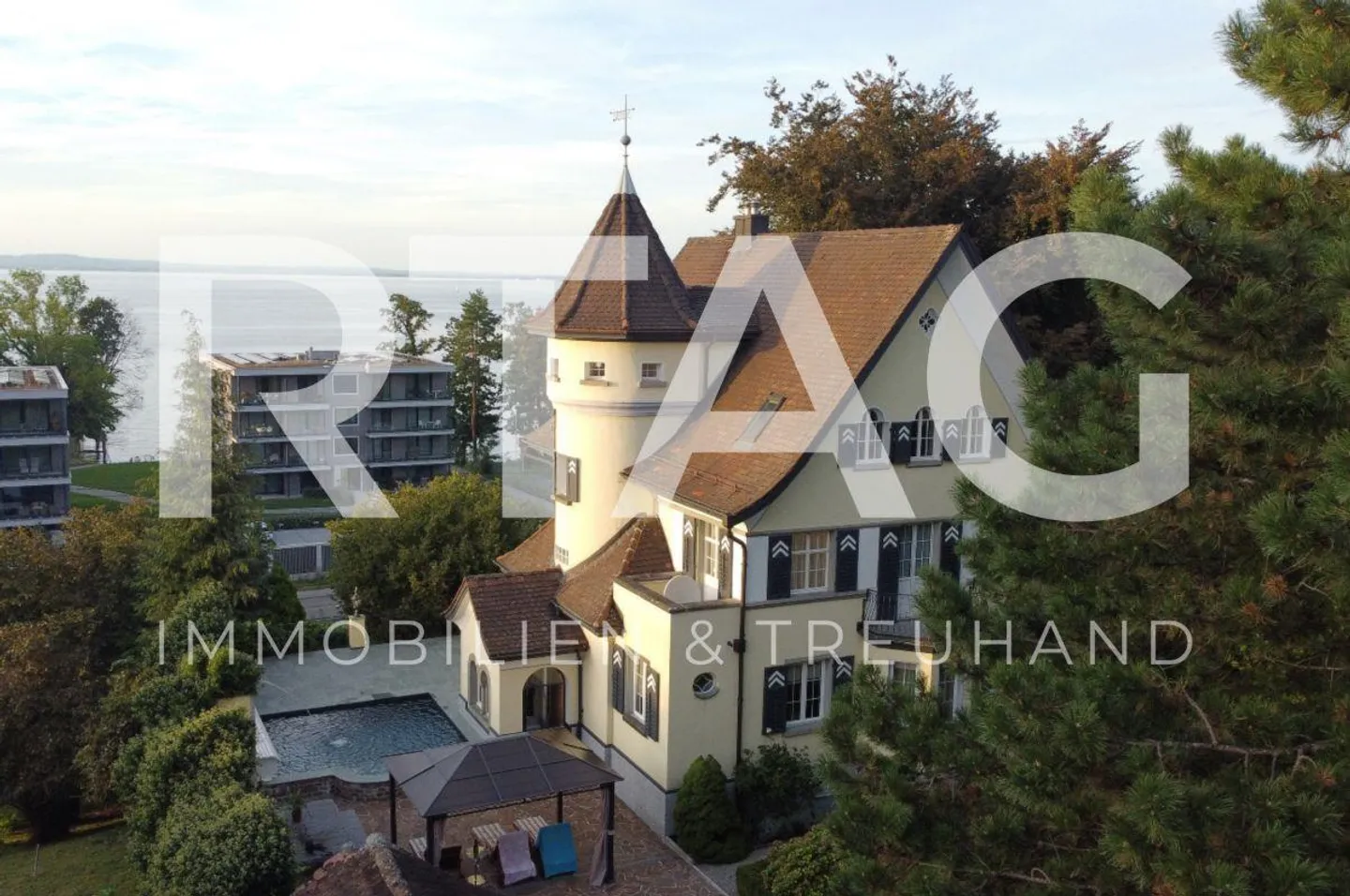 Villa de maître avec un terrain de 2 008 m2 semblable à un parc - Photo 1 sur 13