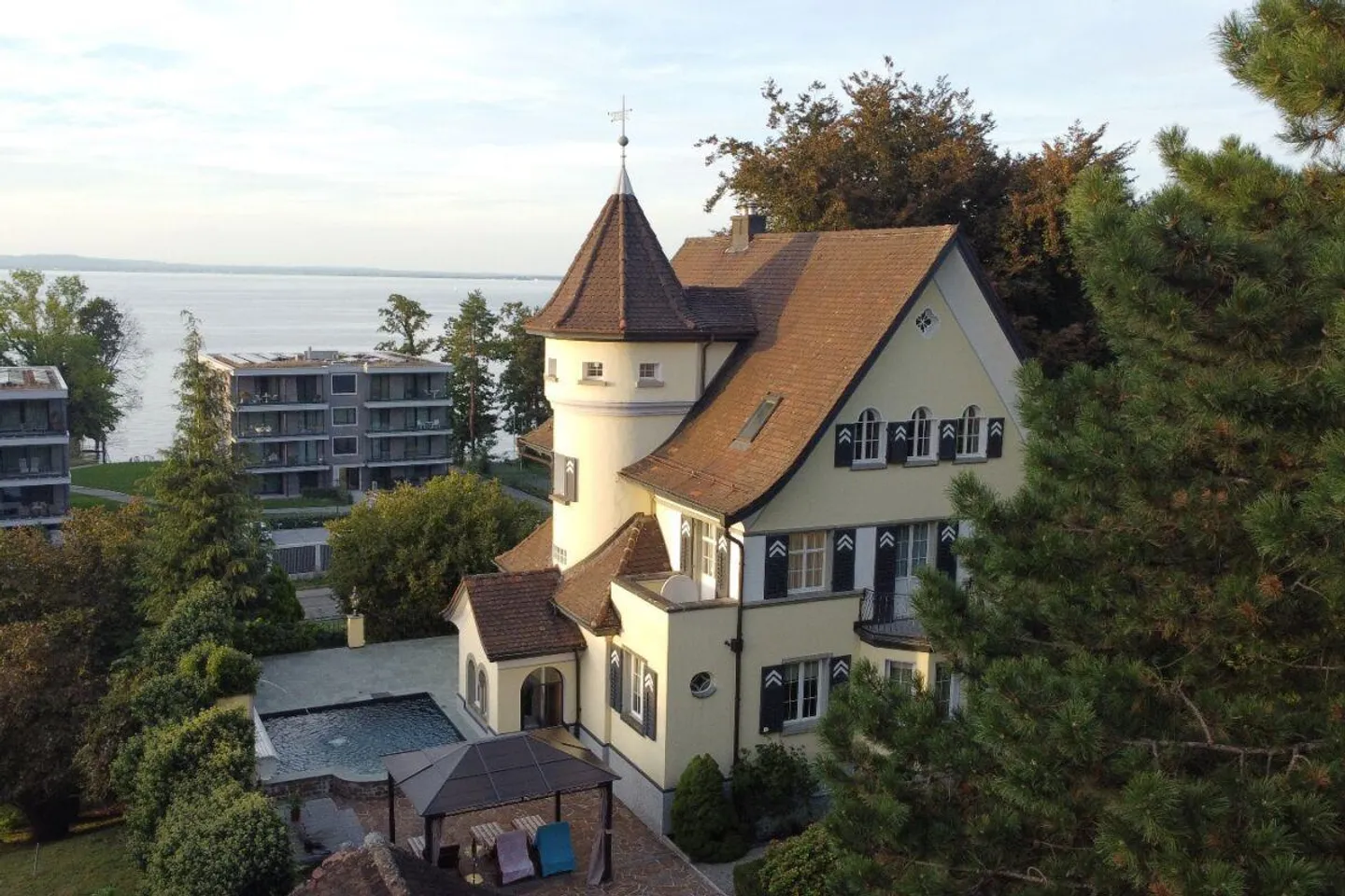 Villa de maître avec un terrain de 2 008 m2 semblable à un parc - Photo 2 sur 13