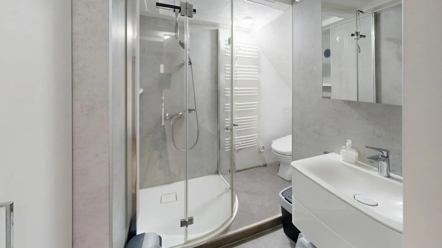 Charmantes Hausteil mit Atelier und Garten - Foto 7 von 17