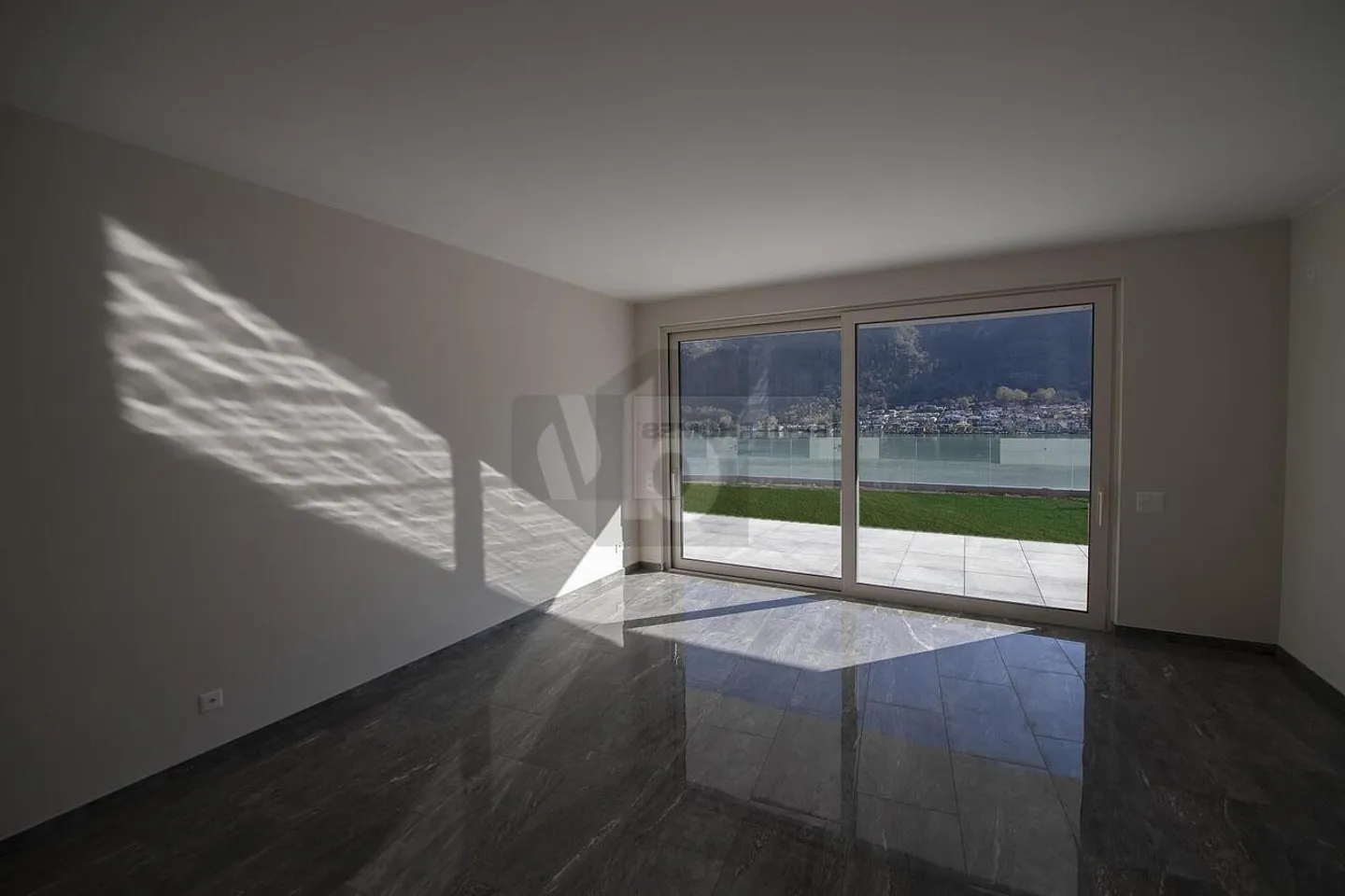 MODERNE ET SPACIEUX AVEC GRAND JARDIN - Photo 5 sur 6