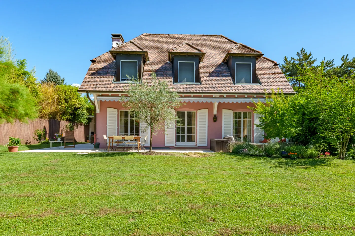 Familienhaus in Collonge-Bellerive – Zugang zum See und poolfähiger Garten - Foto 1 von 13