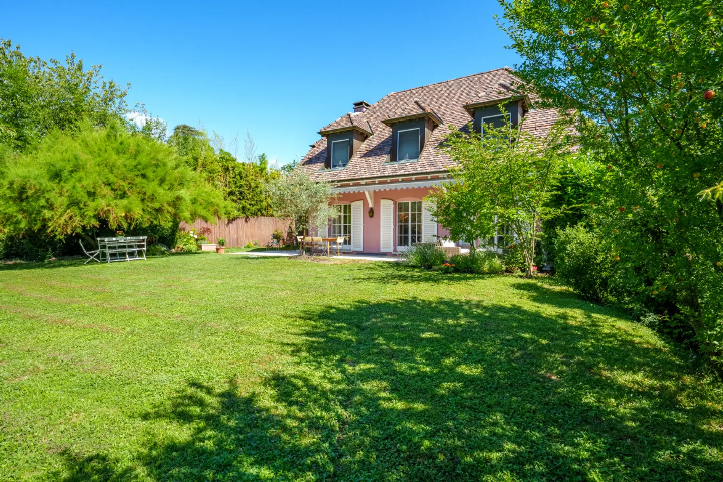 Familienhaus in Collonge-Bellerive – Zugang zum See und poolfähiger Garten - Foto 3 von 13