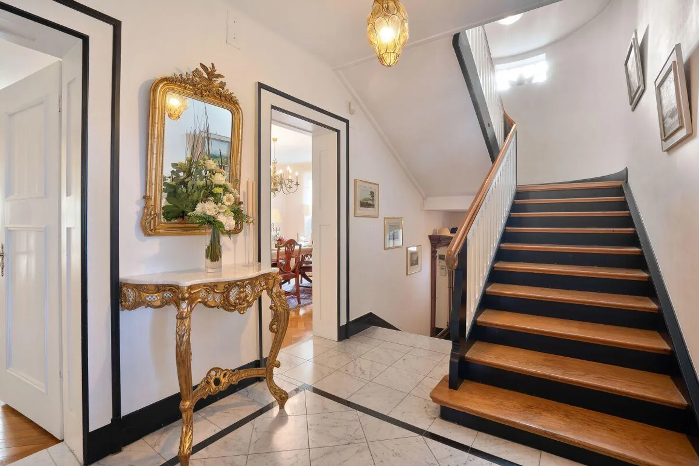 Villa de maître avec un terrain de 2 008 m2 semblable à un parc - Photo 7 sur 13