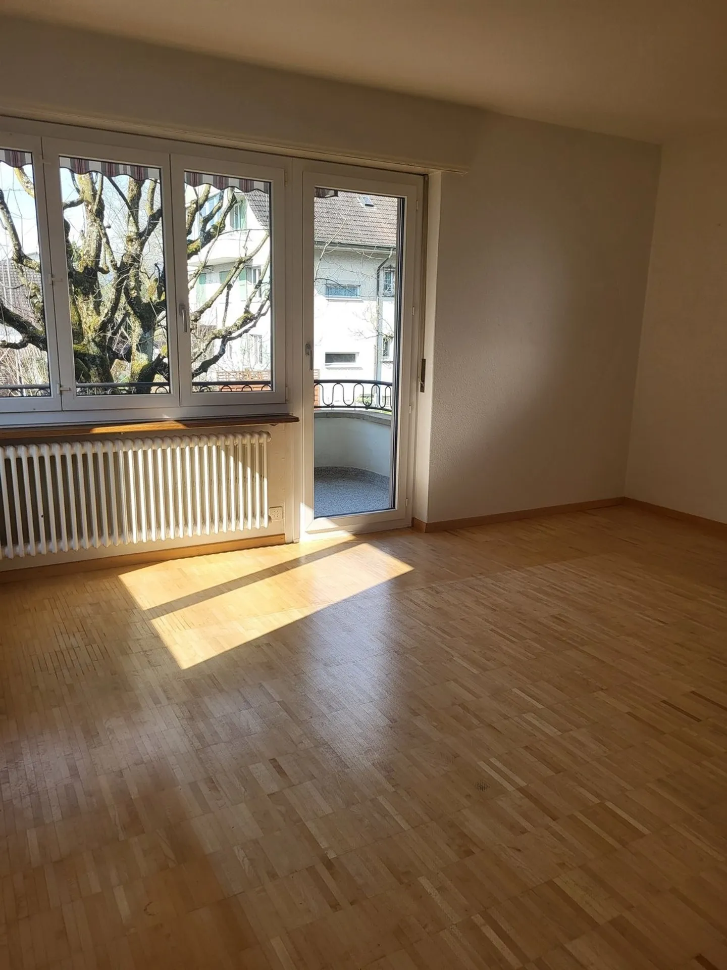 Moderno appartamento con 3 camere e balcone a Bienne - Foto 2 di 12