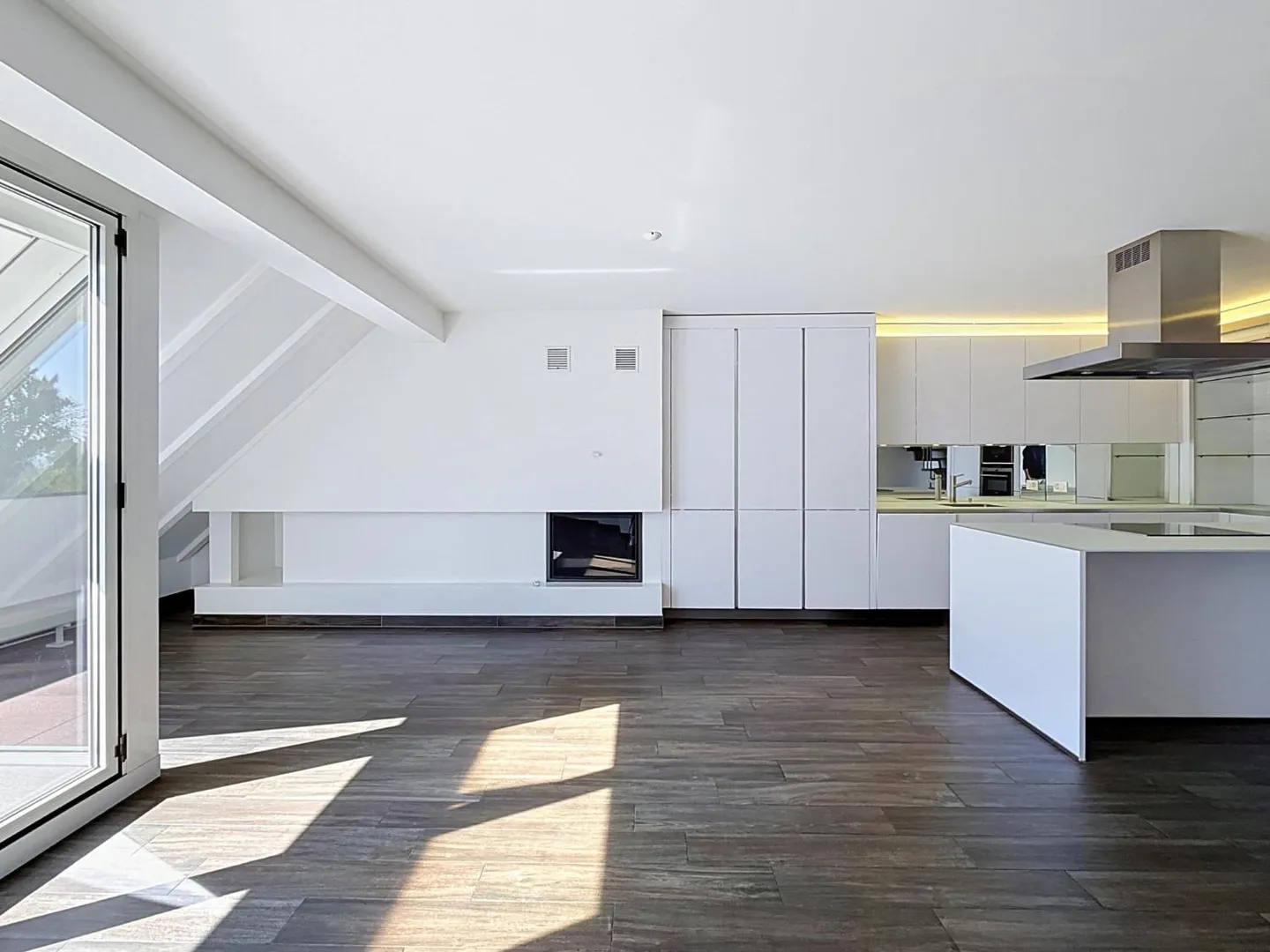 Duplex apartment with lake view - Photo 2 of 13