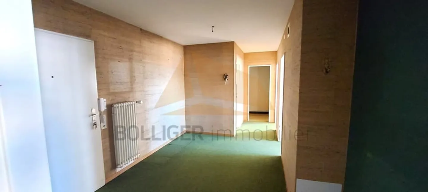 ZU VERKAUFEN 6-ZIMMER-WOHNUNG MIT EINZELGARAGE - Foto 5 von 11