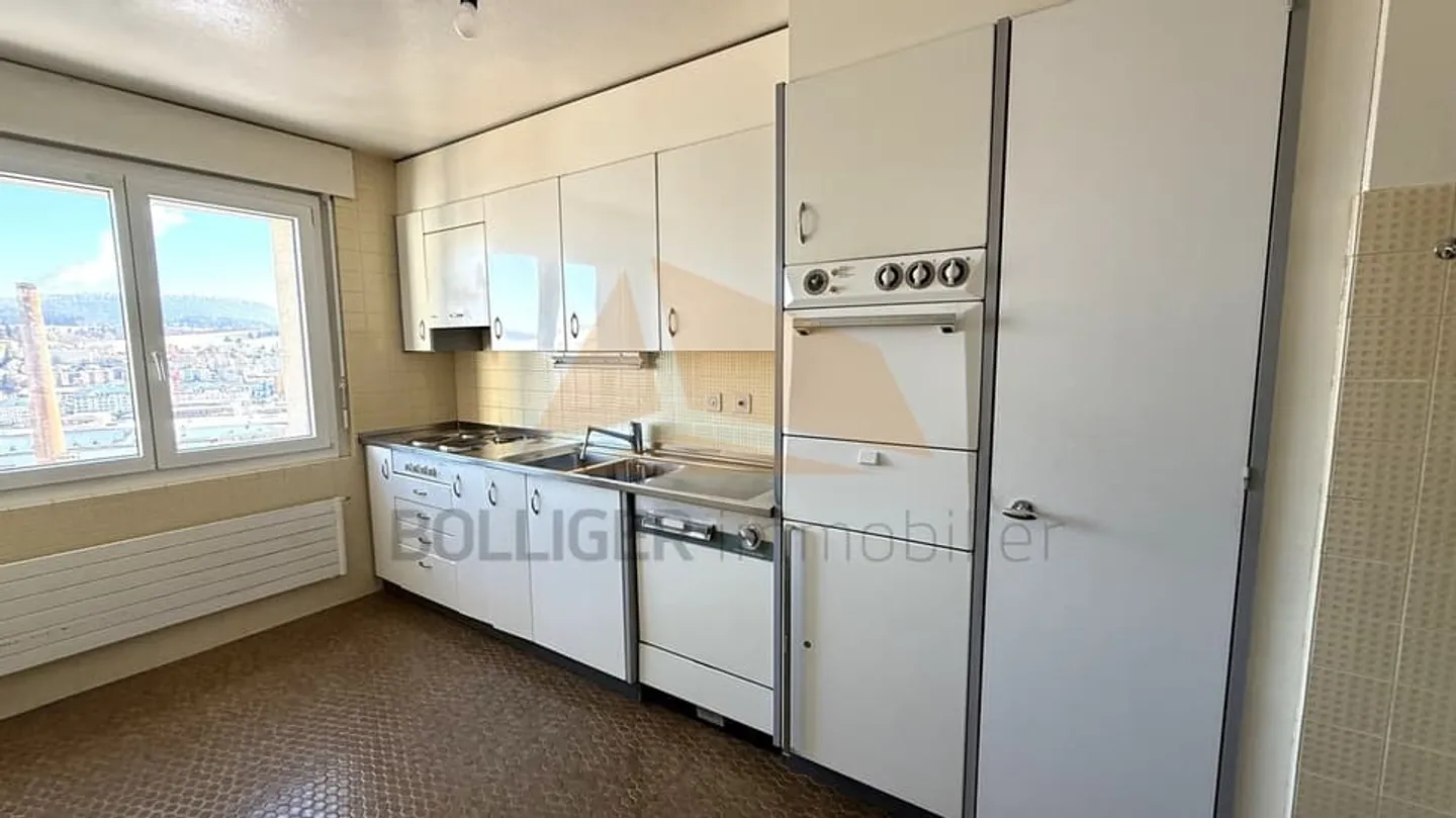 ZU VERKAUFEN 6-ZIMMER-WOHNUNG MIT EINZELGARAGE - Foto 7 von 11