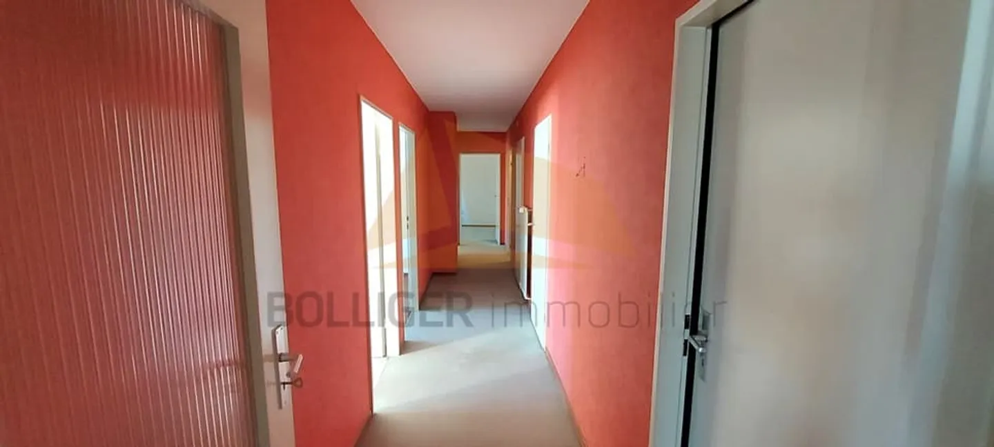 ZU VERKAUFEN 6-ZIMMER-WOHNUNG MIT EINZELGARAGE - Foto 8 von 11