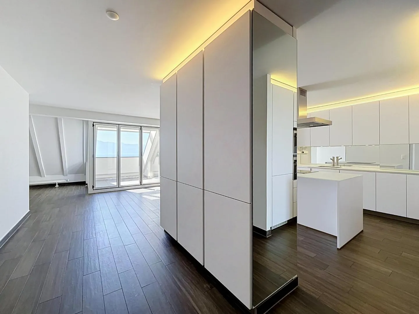 Duplex apartment with lake view - Photo 7 of 13