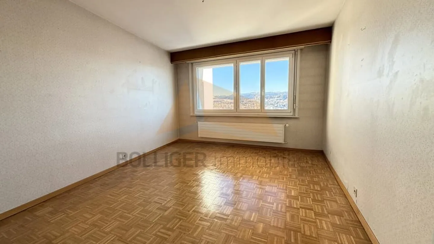 ZU VERKAUFEN 6-ZIMMER-WOHNUNG MIT EINZELGARAGE - Foto 9 von 11