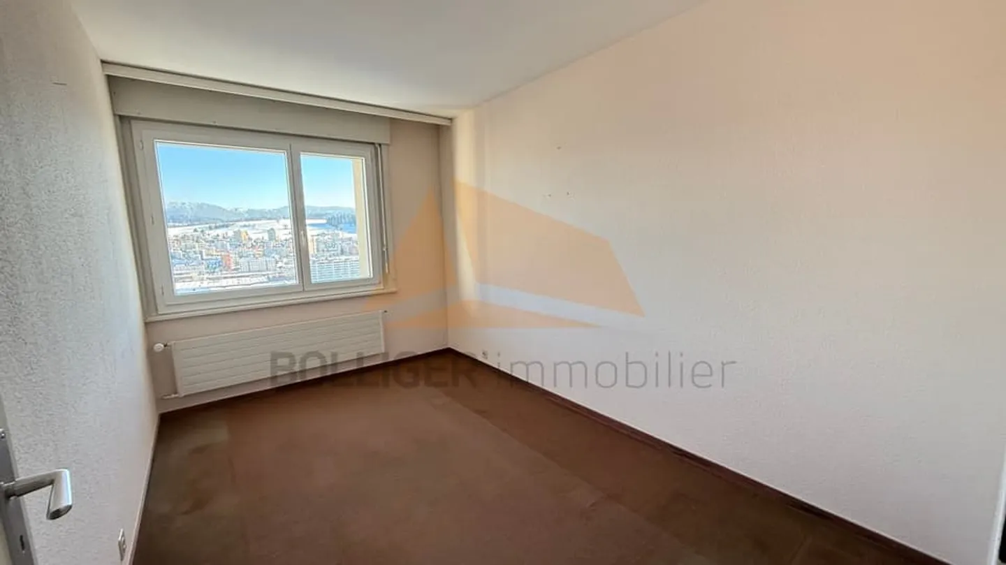 ZU VERKAUFEN 6-ZIMMER-WOHNUNG MIT EINZELGARAGE - Foto 10 von 11