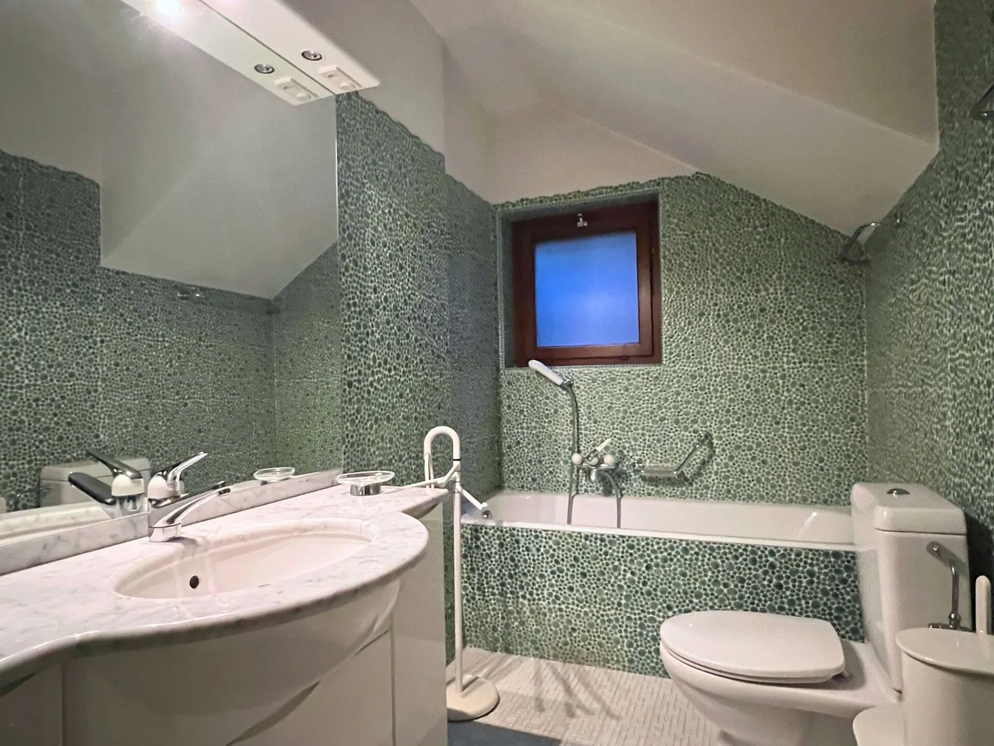 Grande villa nel verde con piscina, vista panoramica e oltre 7.000 m² di terreno - Foto 10 di 12