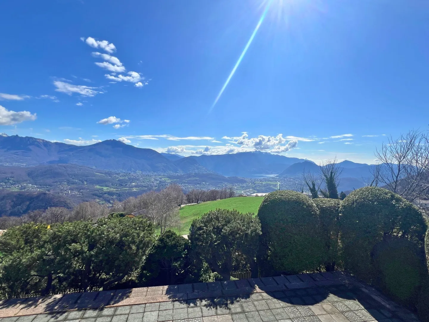 Grande villa nel verde con piscina, vista panoramica e oltre 7.000 m² di terreno - Foto 11 di 12