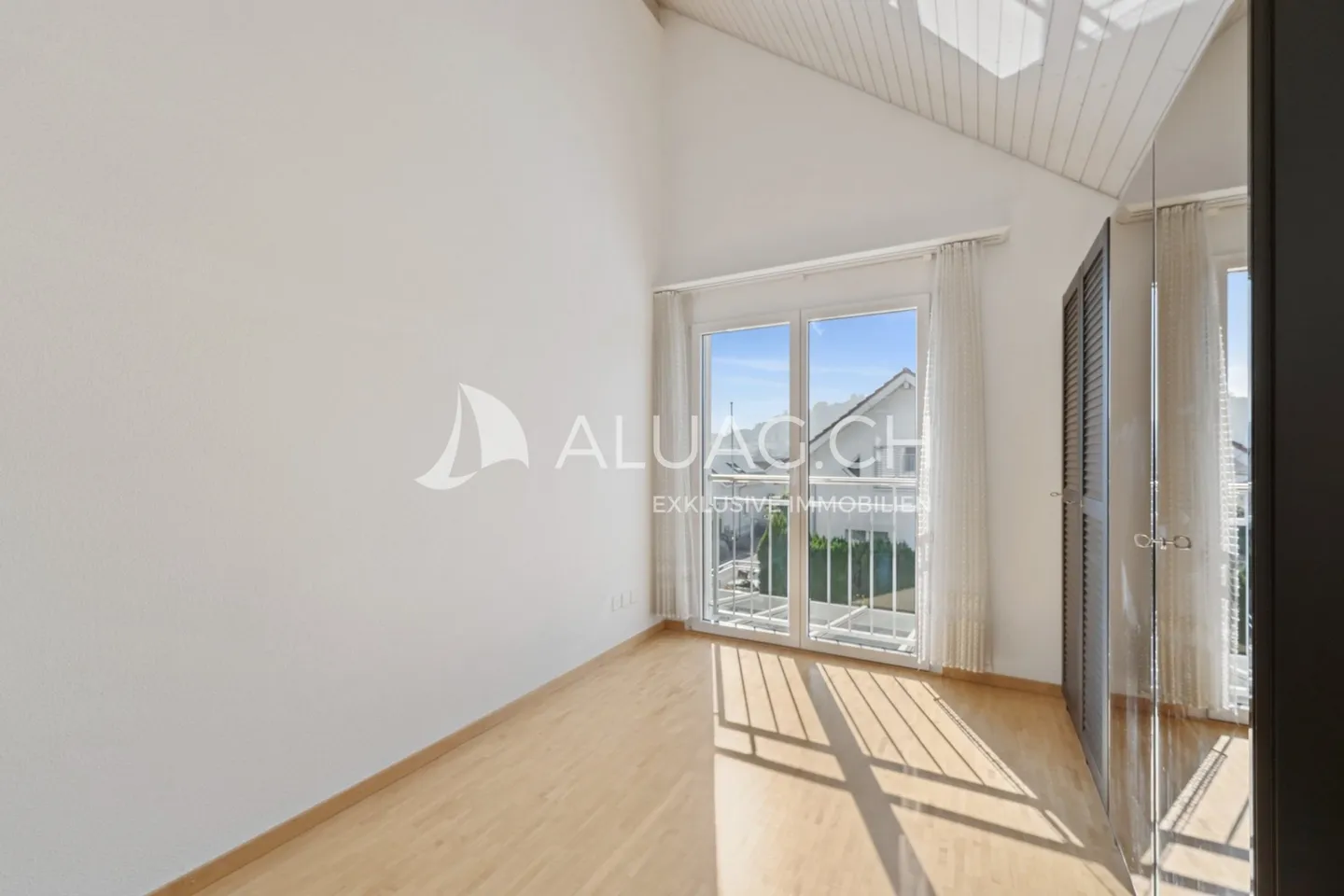 End Row House with Terrace and Garden - Photo 10 of 11