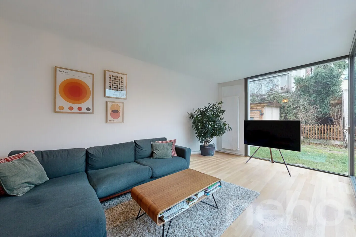 Casa a schiera ristrutturata con stile e ampliamento moderno - Foto 4 di 12