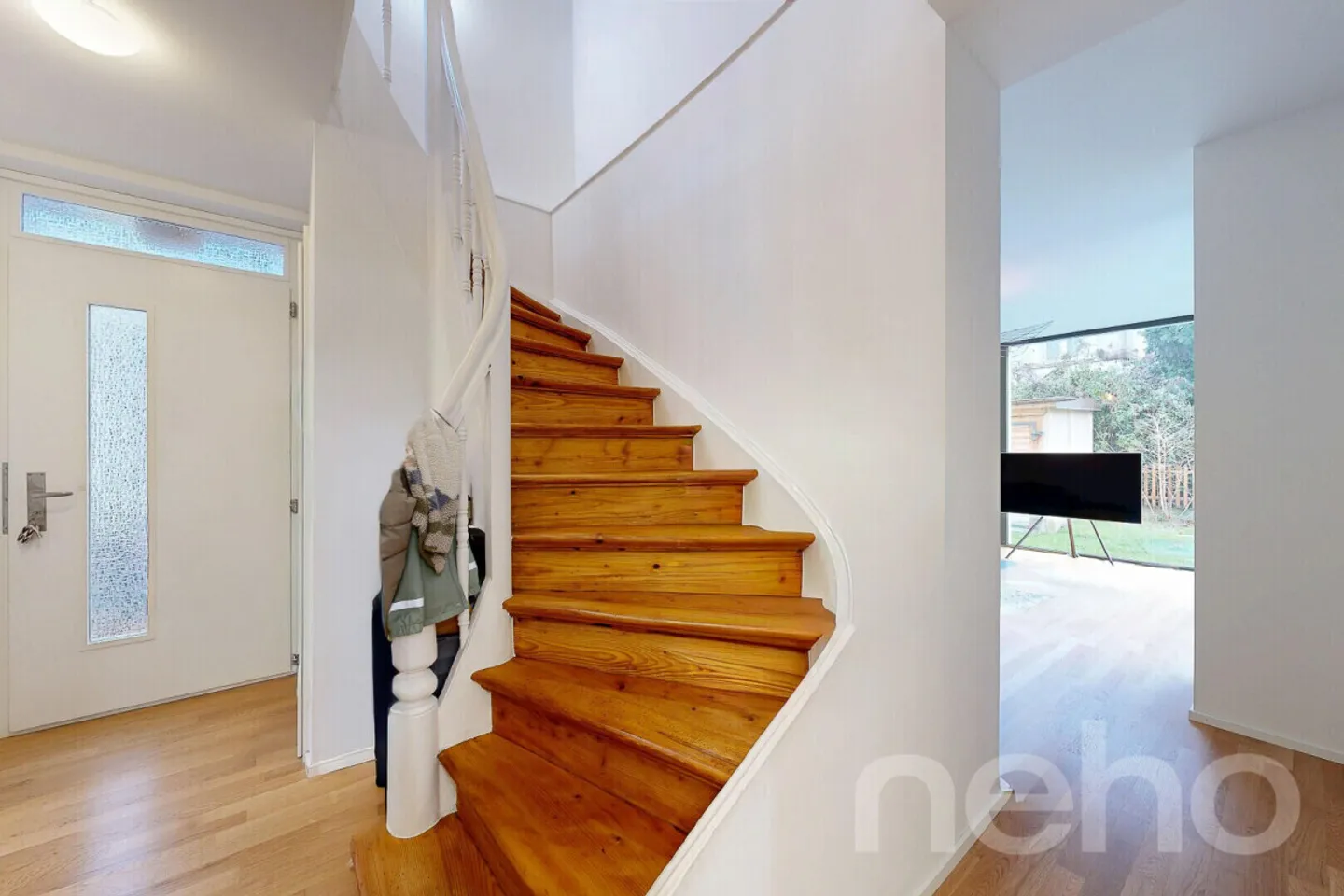 Casa a schiera ristrutturata con stile e ampliamento moderno - Foto 3 di 12