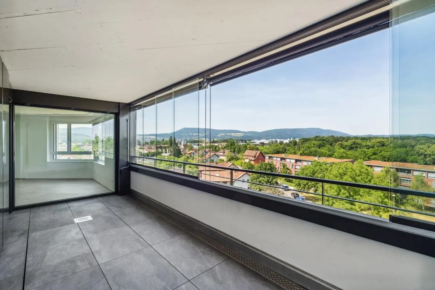 Appartement lumineux de 4,5 pièces avec vue sur le Birstal - Photo 2 sur 11