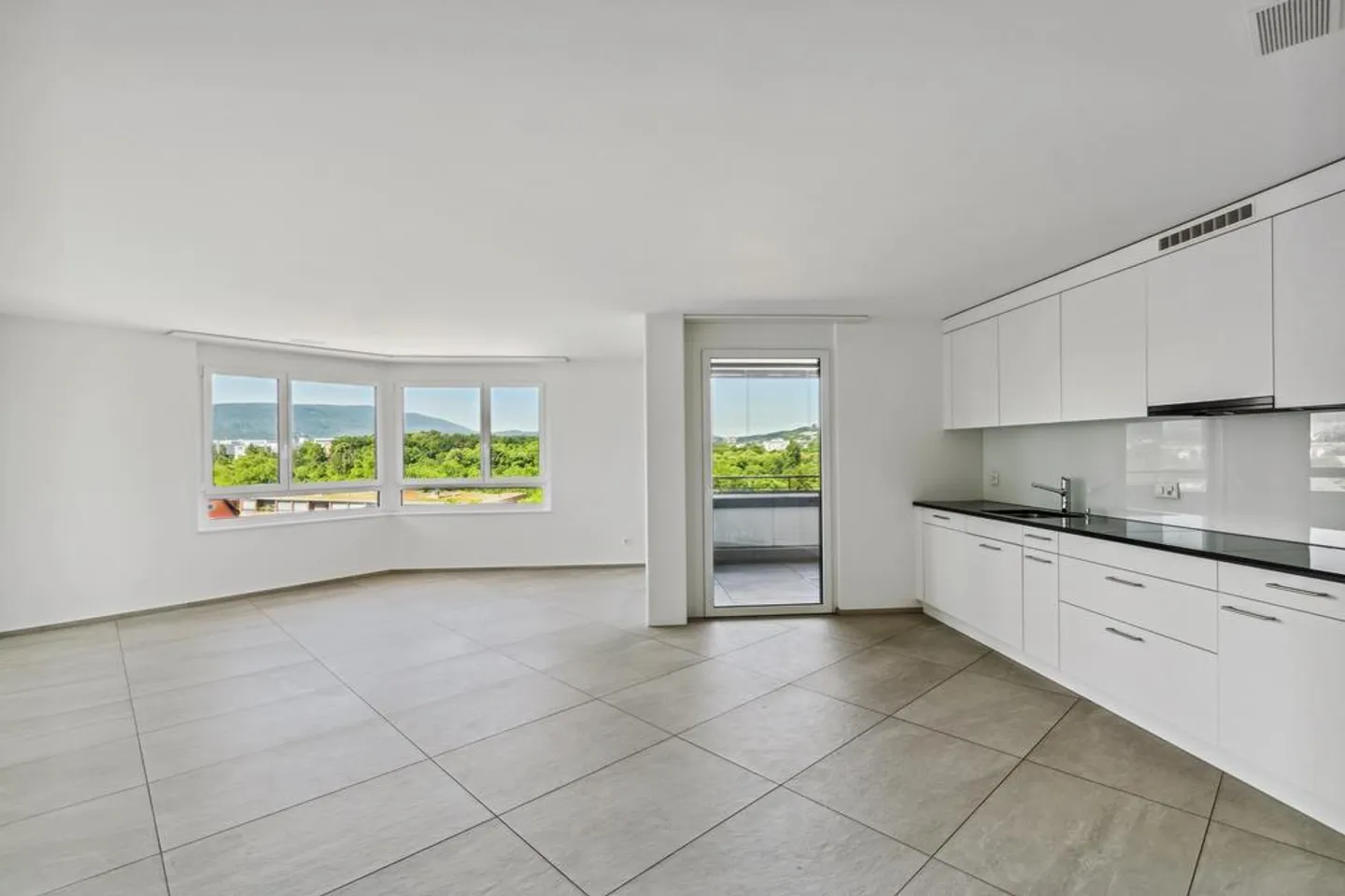 Appartement lumineux de 4,5 pièces avec vue sur le Birstal - Photo 3 sur 11