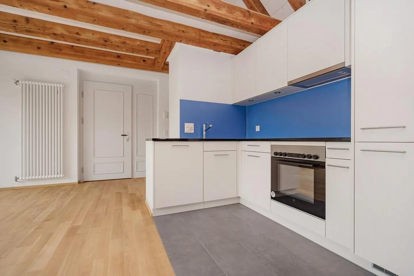 Charmante appartement sous les toits de 2,5 pièces - Photo 2 sur 12
