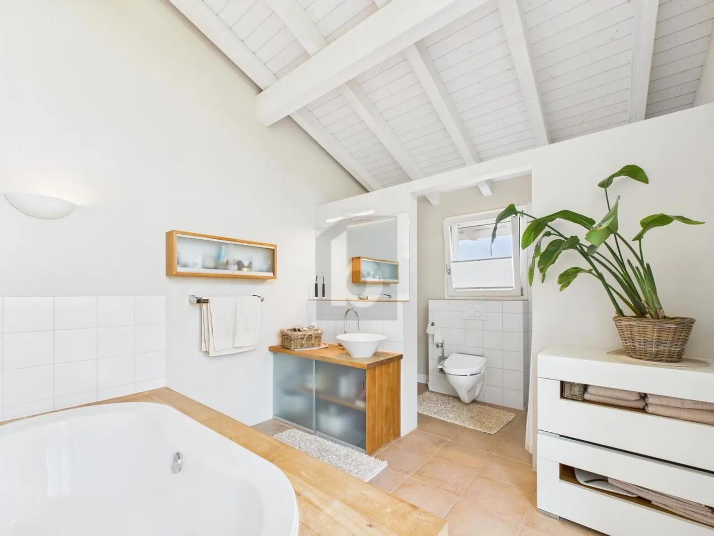 Family-friendly with garden and lake view! - Photo 5 of 6