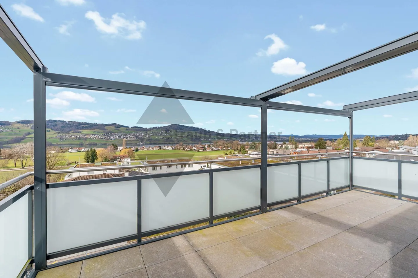 APPARTEMENT PENTHOUSE SPACIEUX DE 4,5 PIÈCES AVEC UNE SENSATION D'ESPACE UNIQUE - Photo 2 sur 6