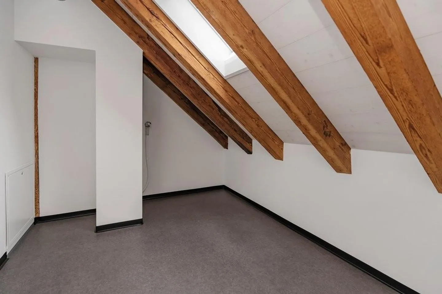 Charmante appartement sous les toits de 2,5 pièces - Photo 10 sur 12