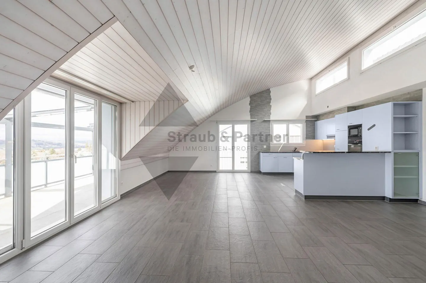 APPARTEMENT PENTHOUSE SPACIEUX DE 4,5 PIÈCES AVEC UNE SENSATION D'ESPACE UNIQUE - Photo 3 sur 6