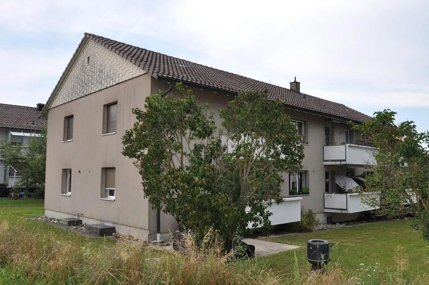 Renovated apartment with green views - Photo 2 of 10