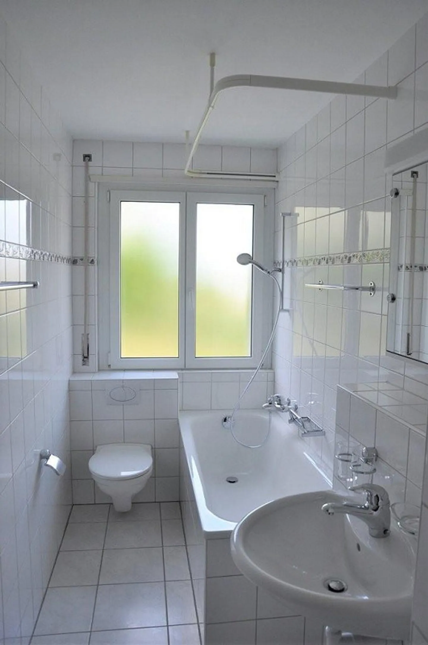 Renovated apartment with green views - Photo 8 of 10