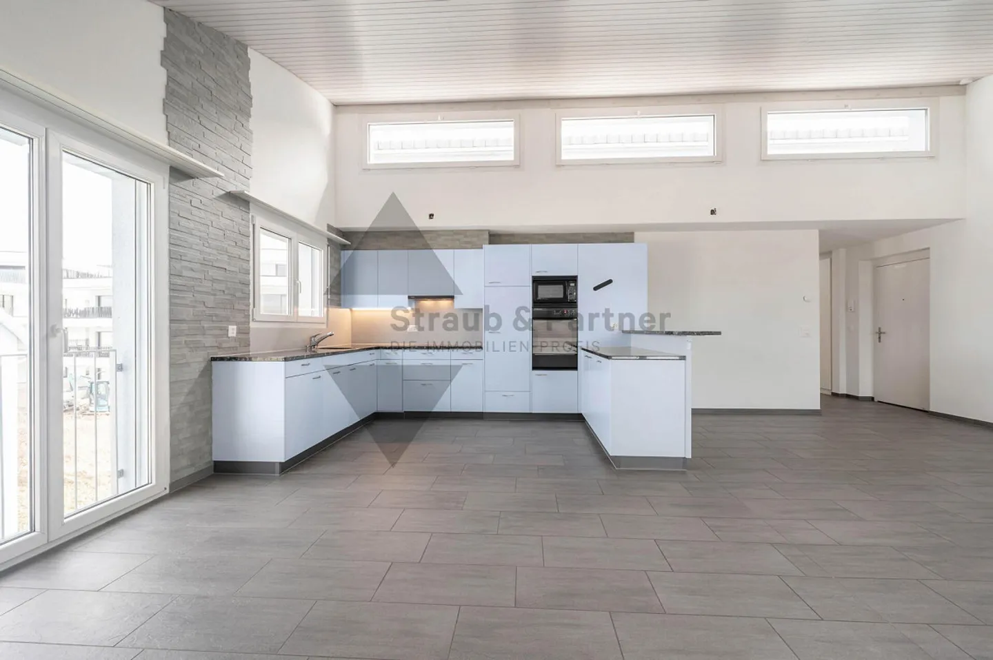 APPARTEMENT PENTHOUSE SPACIEUX DE 4,5 PIÈCES AVEC UNE SENSATION D'ESPACE UNIQUE - Photo 5 sur 6