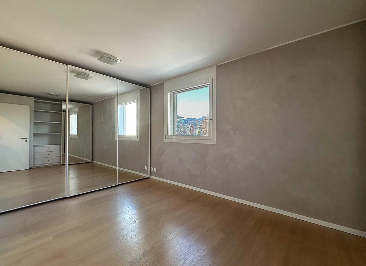 High-End Residence - Photo 7 of 13